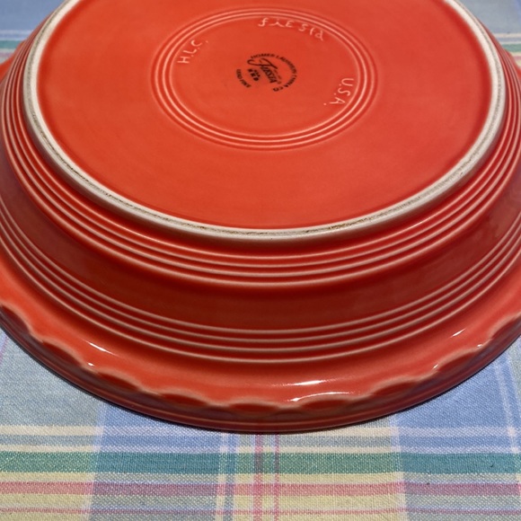 Fiestaware 10 inch pie plate in persimmon discontinued in 2017. Perfect - Picture 3 of 6